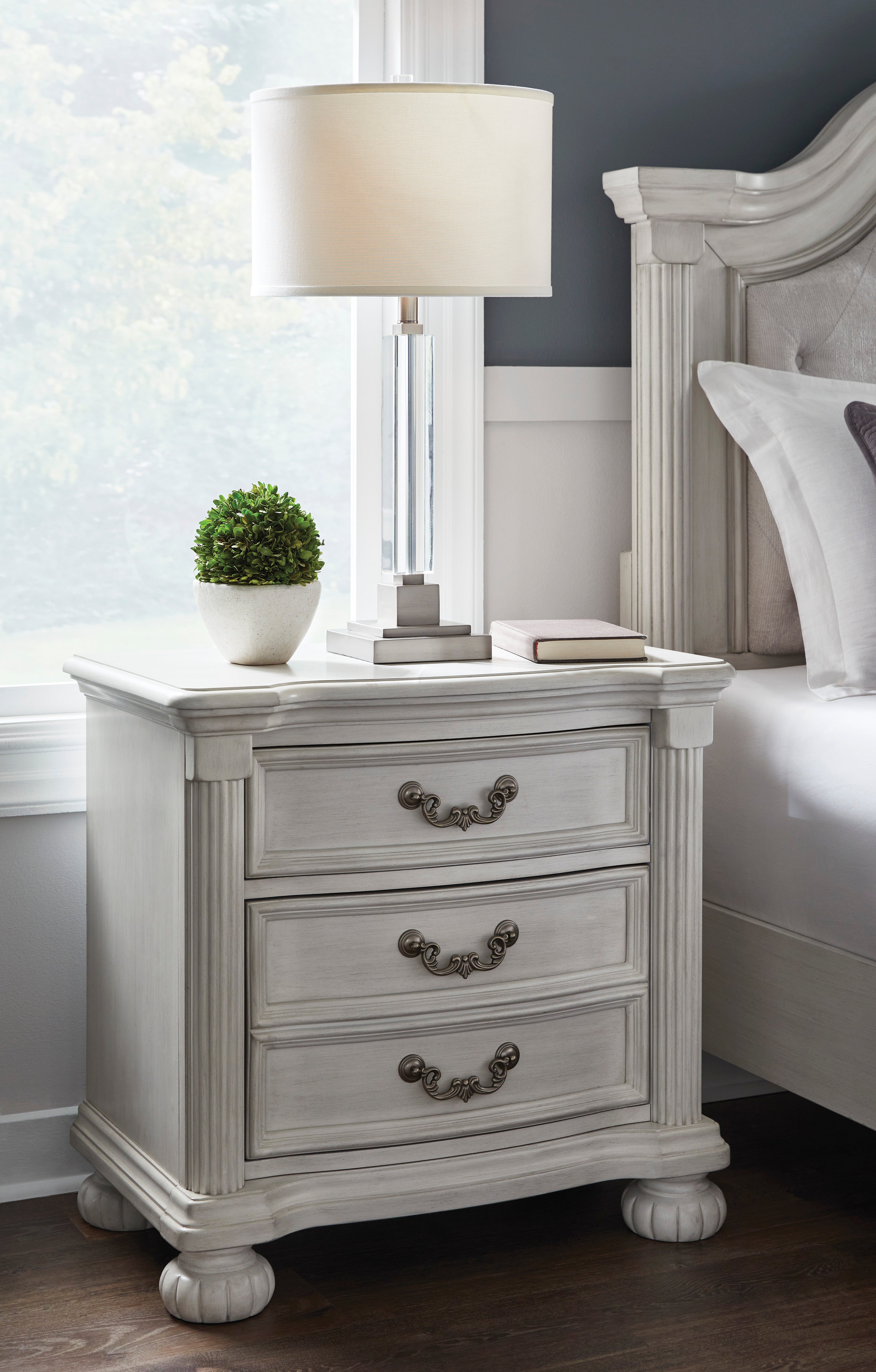 Montelaine Antique White Nightstand – Luna Furniture