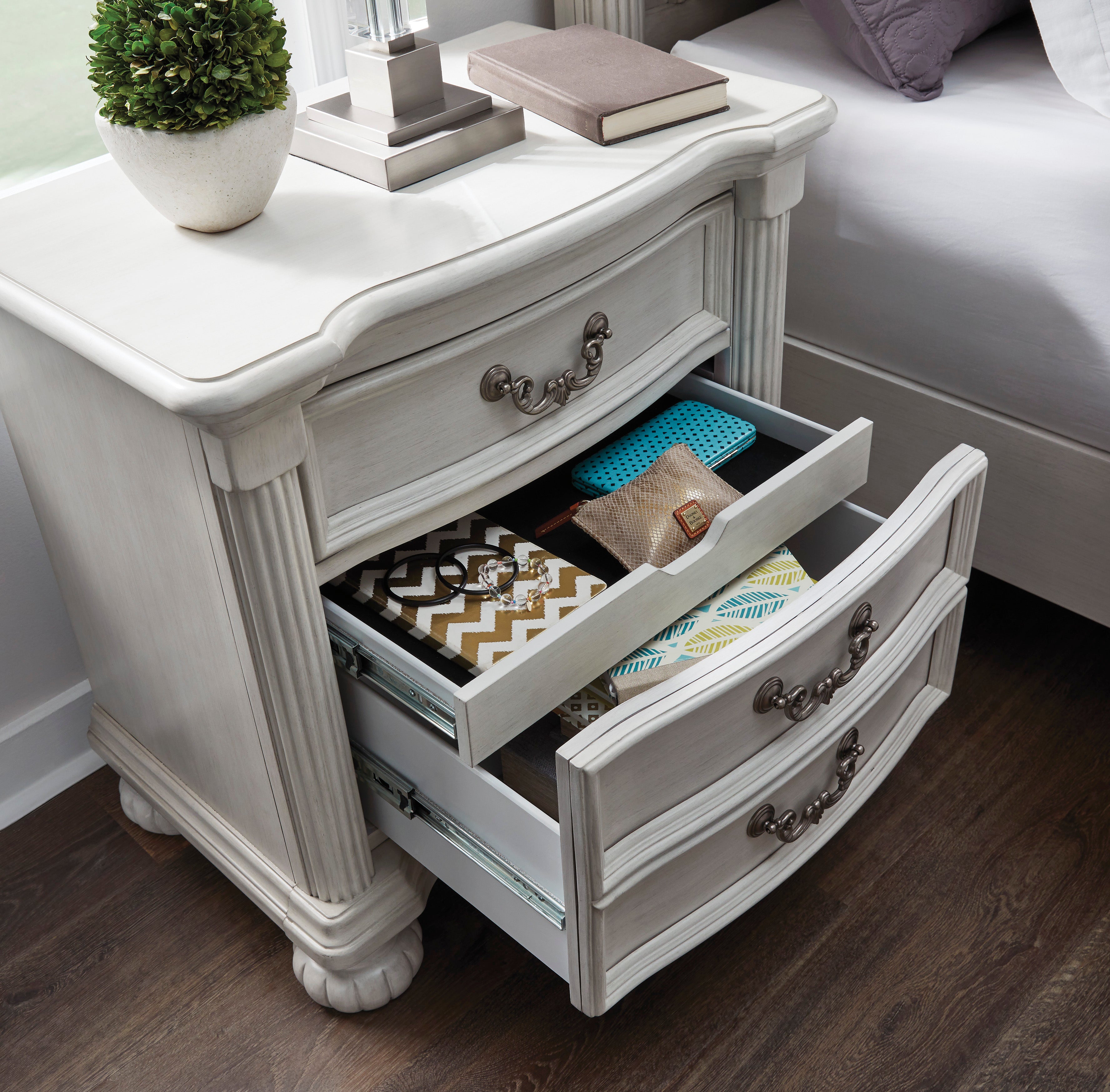 Montelaine Antique White Nightstand – Luna Furniture