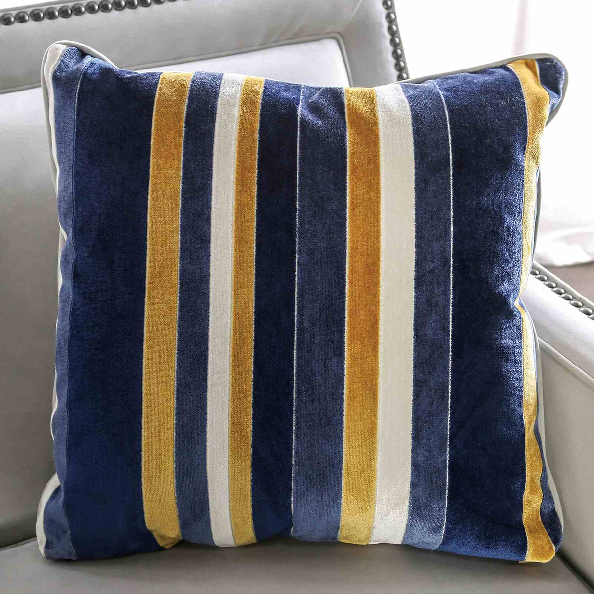 Montecelio Light Gray/Navy Sofa from Furniture of America - Luna Furniture