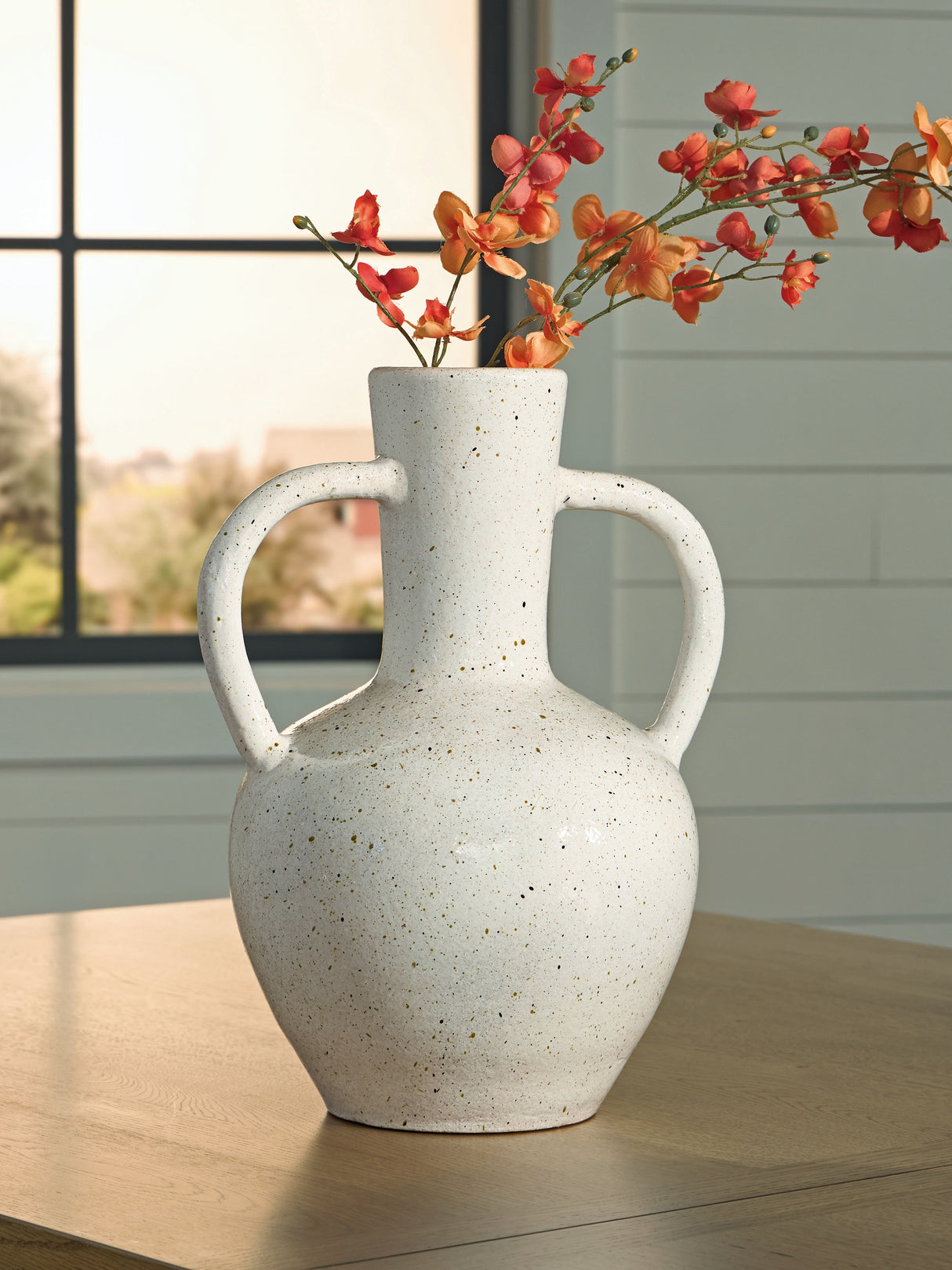 Dallinworth White/Black Vase from Ashley Furniture - Luna Furniture