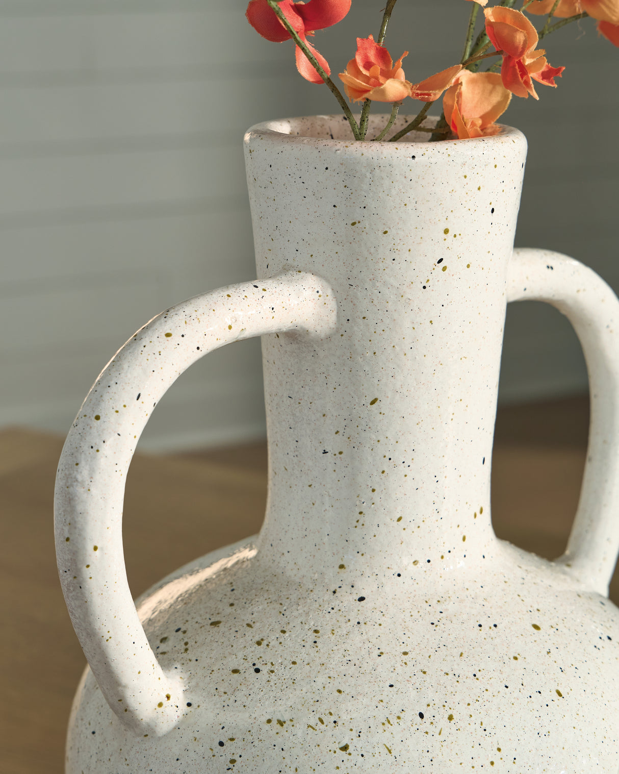 Dallinworth White/Black Vase from Ashley Furniture - Luna Furniture