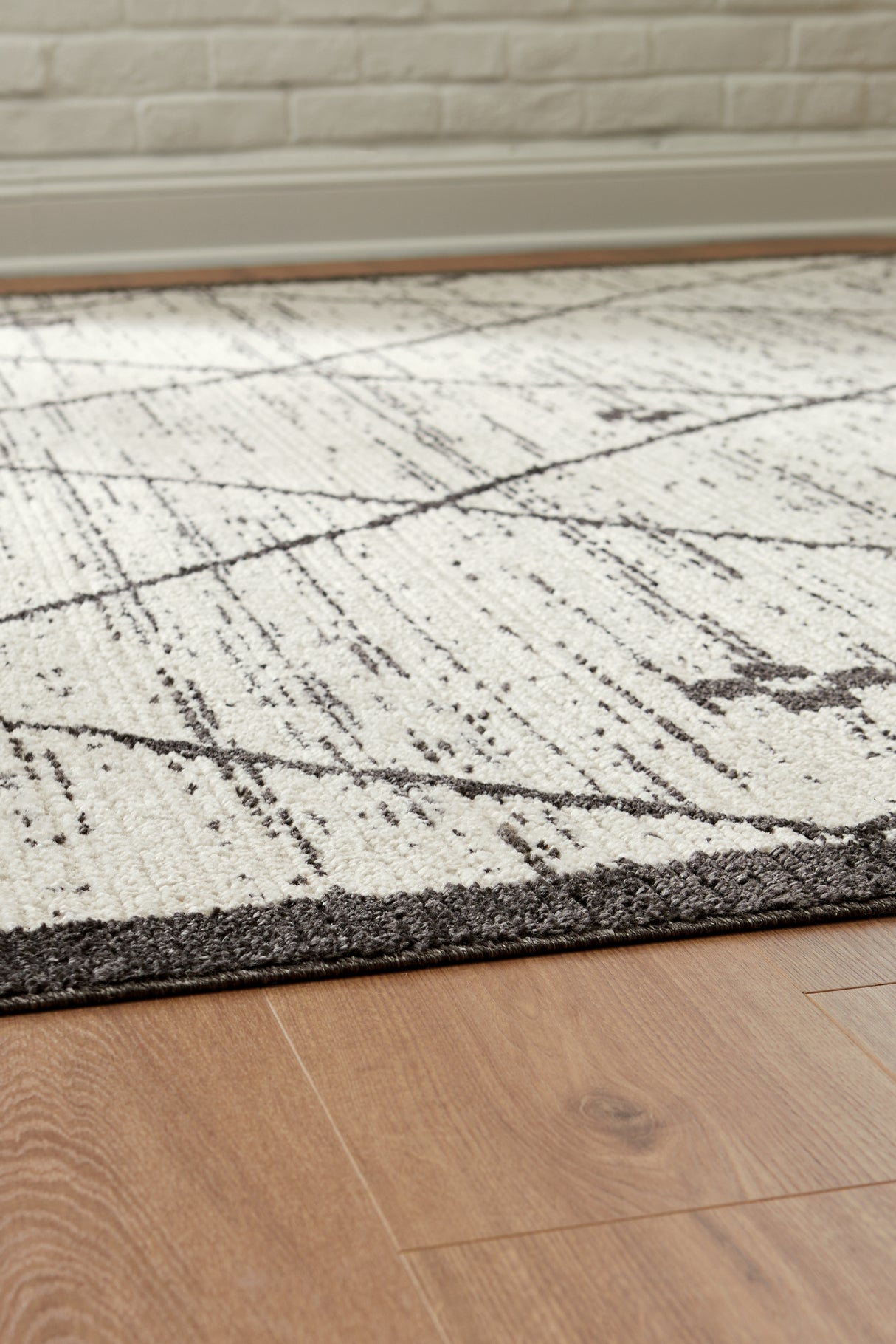 Fenriston Cream/Black Medium Rug from Ashley - Luna Furniture