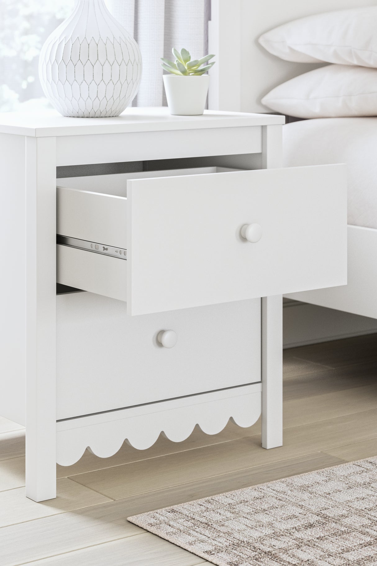 Hallityn Full Panel Headboard with Dresser and 2 Nightstands in White from Ashley - Luna Furniture