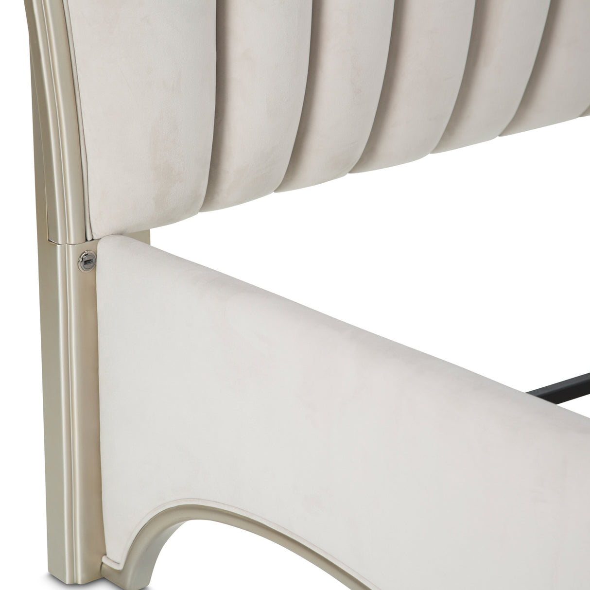 London Place Creamy Pearl Queen Bed from Michael Amini - Luna Furniture