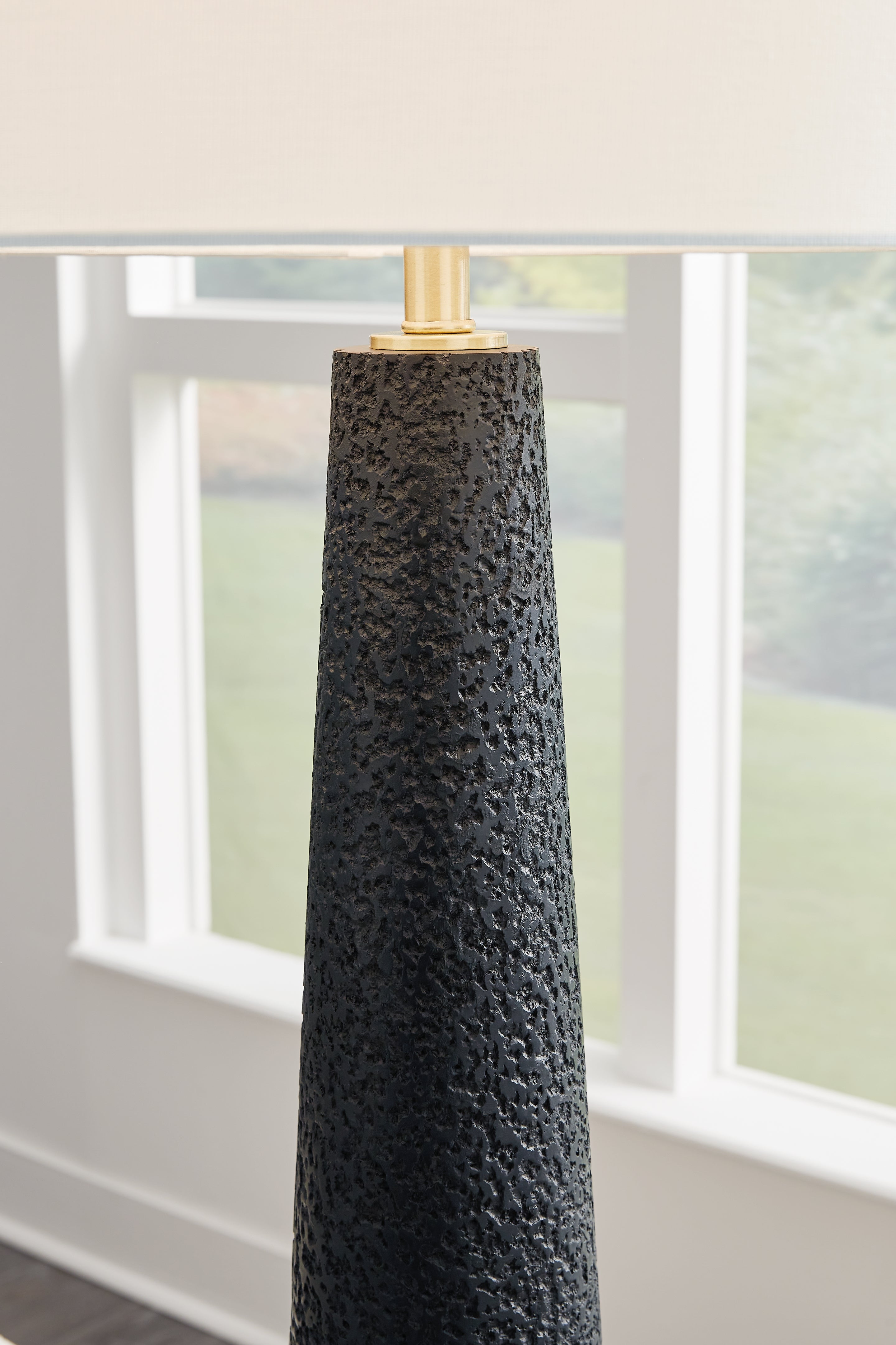 Hallburg Black Floor Lamp - Luna Furniture